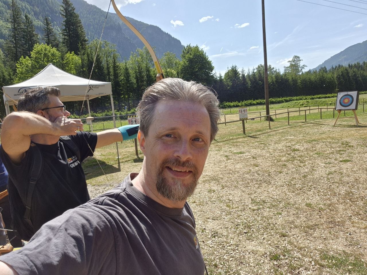 Selfie auf dem Bogenschießplatz mit Zielscheiben