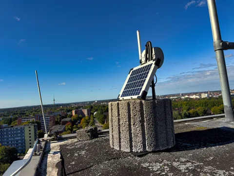 Solarbetriebener LoRa-Repeater mit RAK4631 auf einem Hausdach