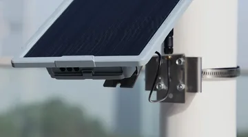 SenseCAP Solar Node mit Solarpanel an einer Mastschelle