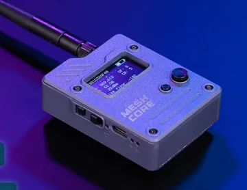 Seeed Wio Tracker L1 Pro mit OLED-Display und Antenne