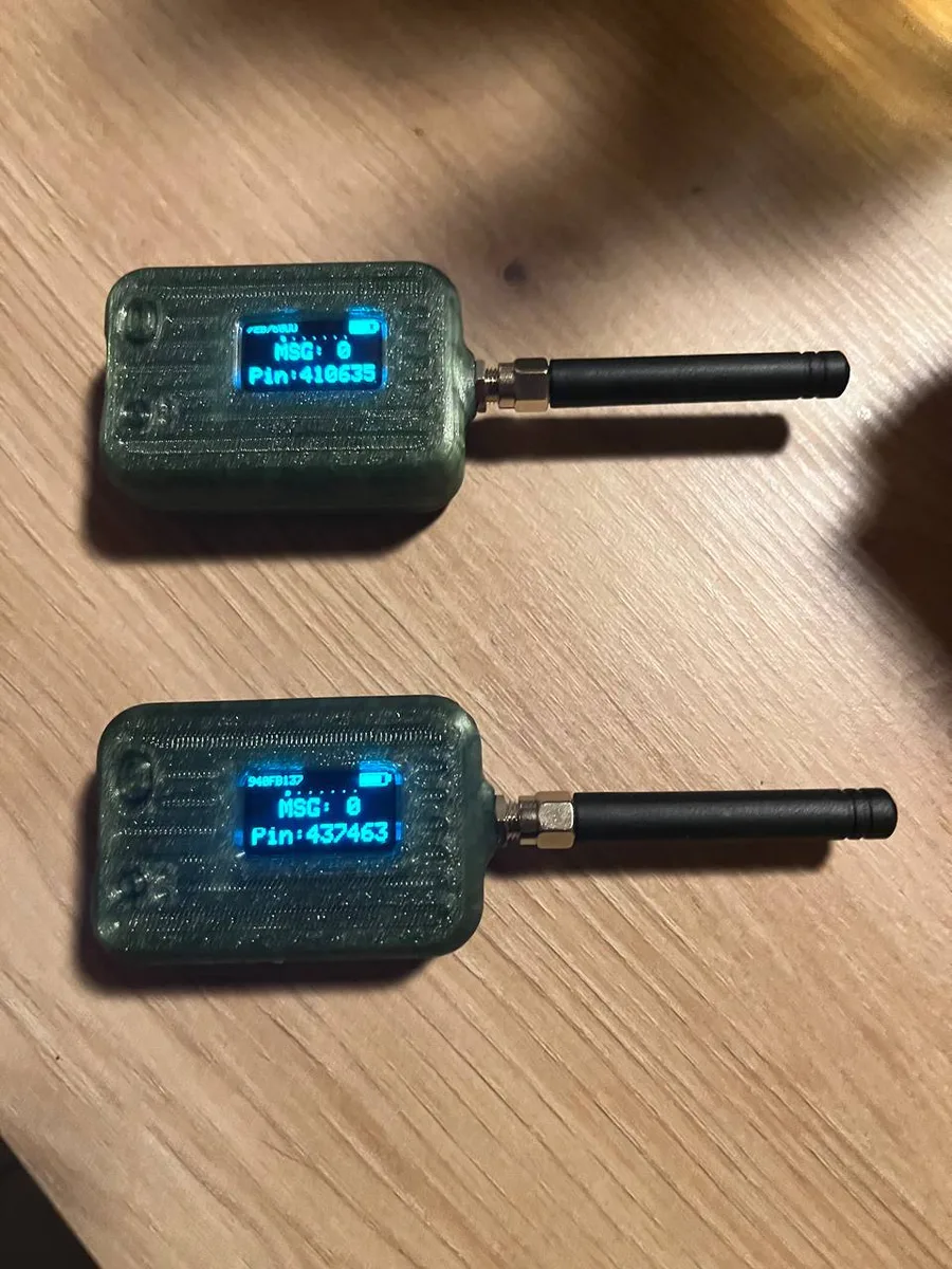 Zwei fertig gedruckte Kärnten Funkt HT Pocket Gehäuse mit Heltec LoRa 32 V3, OLED-Display zeigt MeshCore-Pairing-Code
