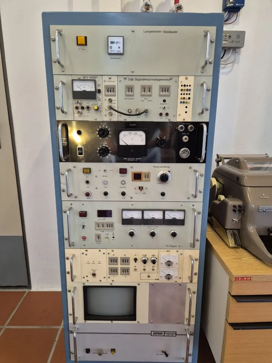 Historisches Mess- und Registriergeräte-Rack im Observatorium