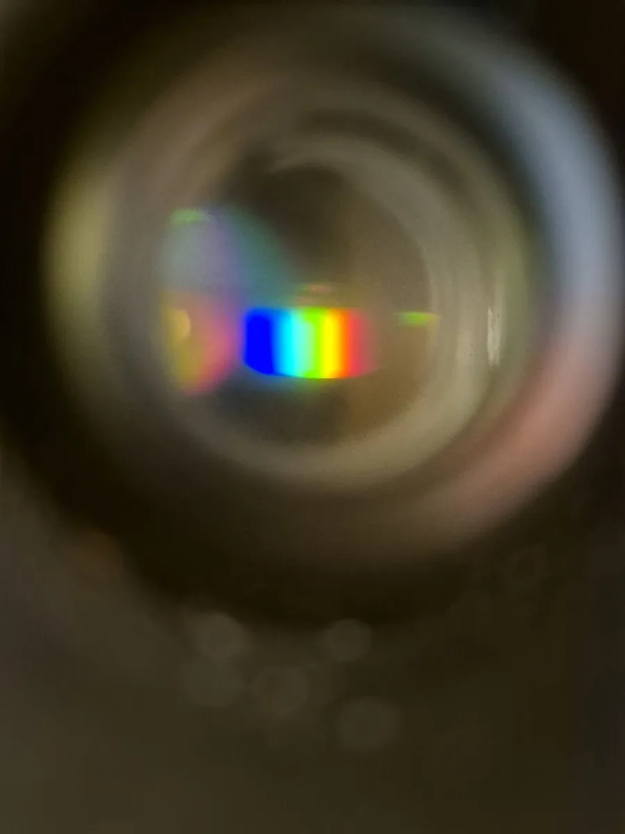 Lichtspektrum durch das goldbeschichtete Objektiv des Sonnenteleskops