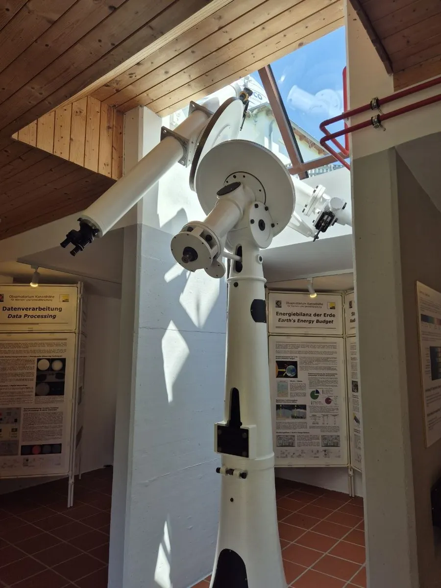 Sonnen-Teleskop unter der Kuppel des Observatoriums Kanzelhöhe