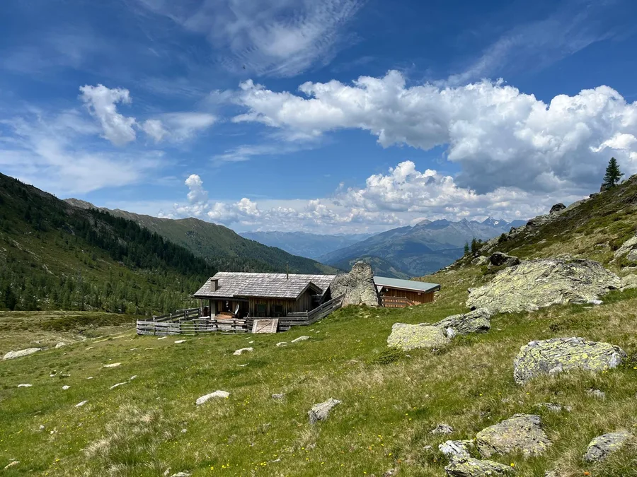Obere Alm in der Kreuzeckgruppe mit Bergpanorama