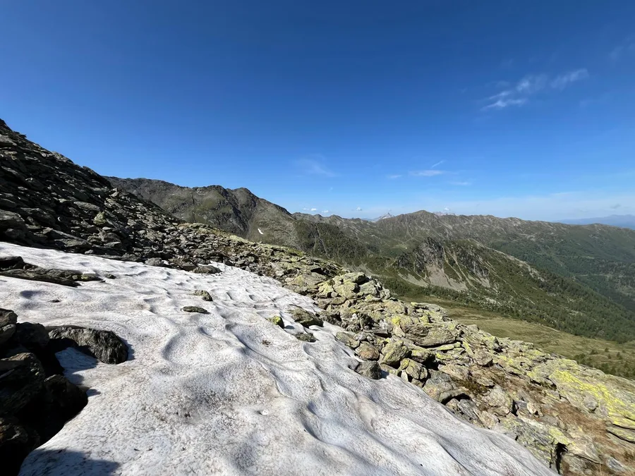 Wegloser Aufstieg über ein Altschneefeld zum Lorenzenkopf