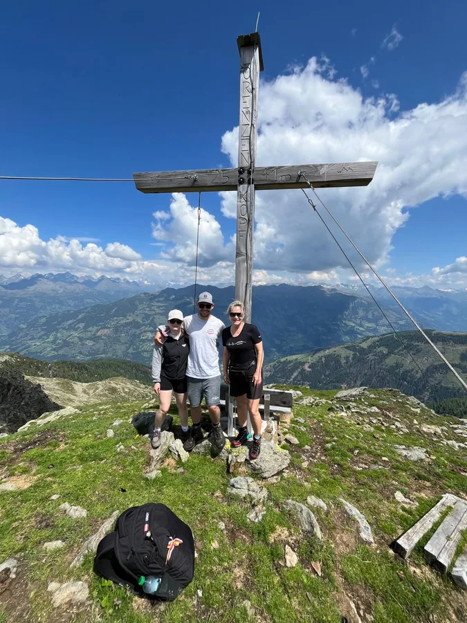 Am Gipfelkreuz des Lorenzenkopfes mit dem Grundstücksbesitzer und Errichter