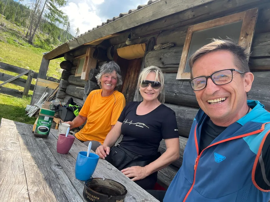 Gemütliche Runde mit Tina OE8TIK bei der Almhütte
