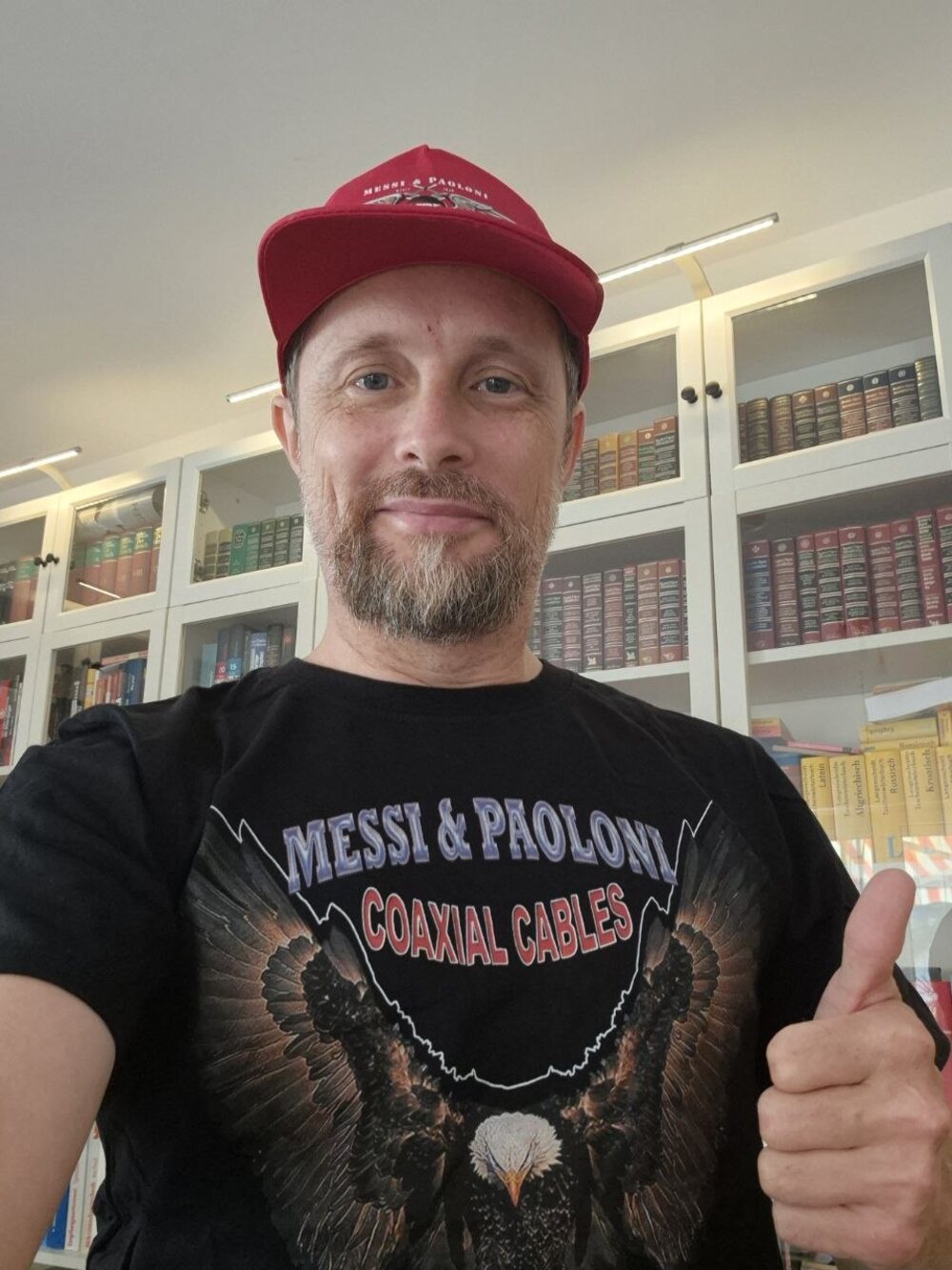 Präsident André OE8ASR mit Cap und T-Shirt von Messi und Paoloni