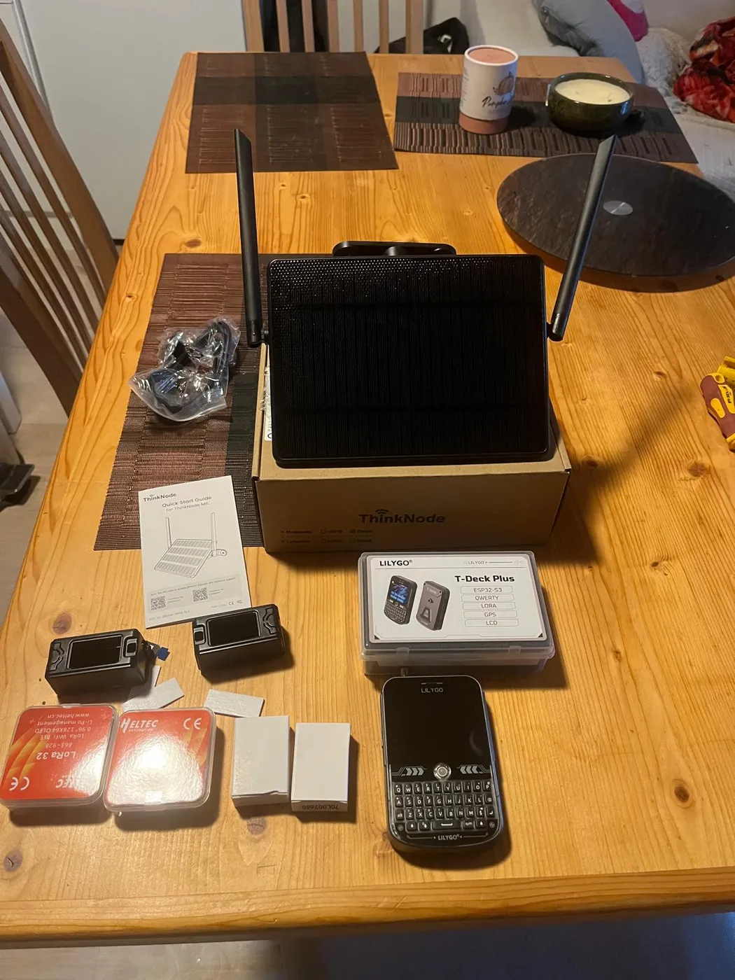 Gesponserte Mesh-Hardware am Tisch: ThinkNode M5 mit Solarpanel, zwei ThinkNode-Handgeräte, LILYGO T-Deck Plus und zwei Heltec LoRa 32 V3