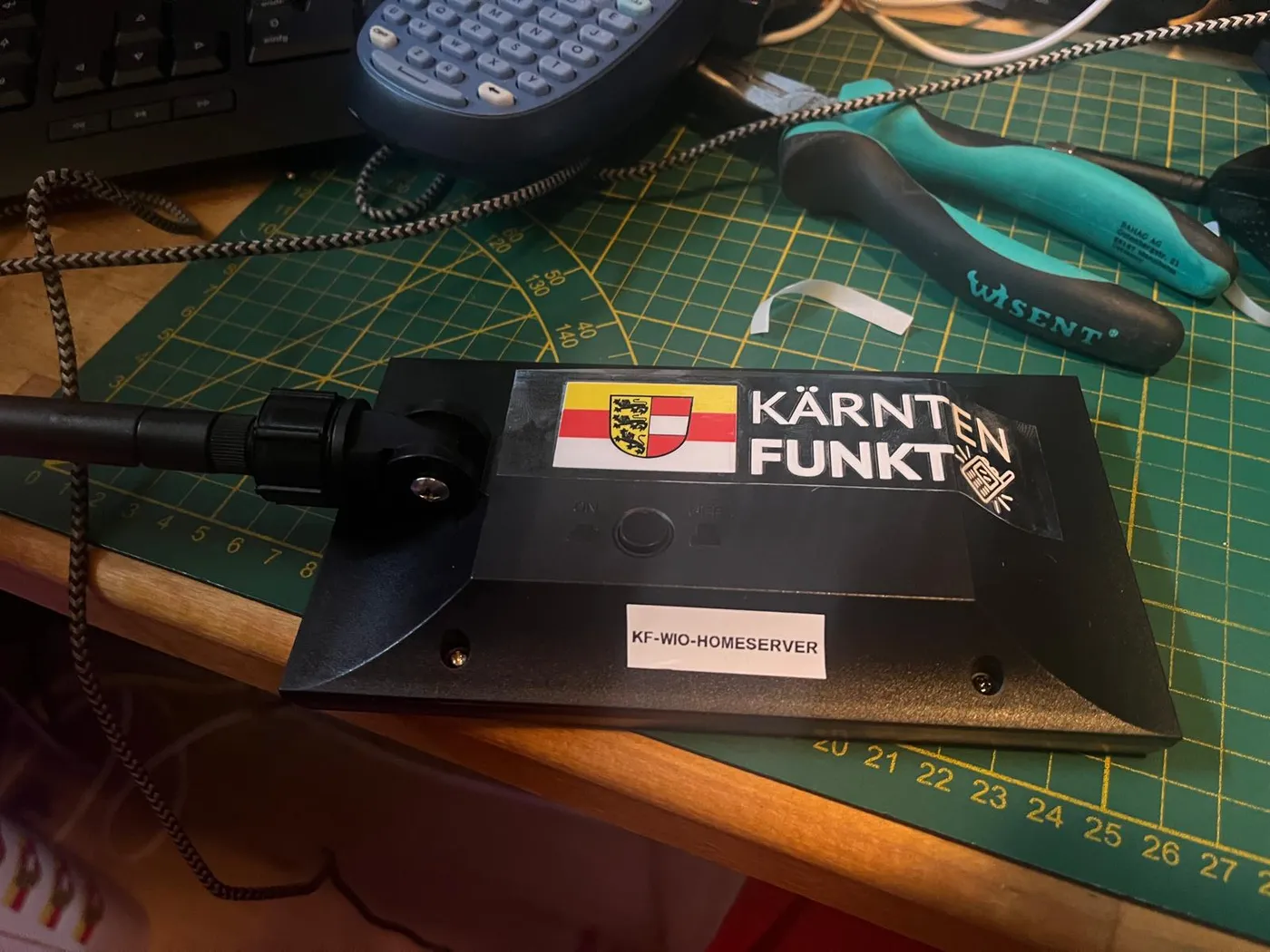 Outdoor-Knoten KF-WIO-HOMESERVER mit KÄRNTEN FUNKT Aufkleber und angeschraubter Antenne