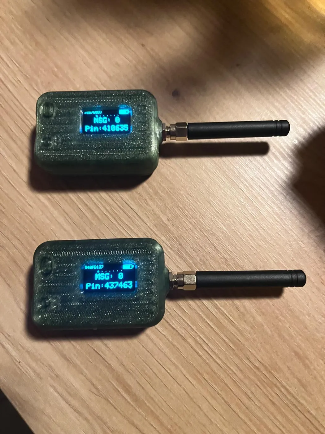 Zwei fertig aufgebaute MeshCore-Knoten im 3D-gedruckten KÄRNTEN FUNKT HT-Pocket-Gehäuse