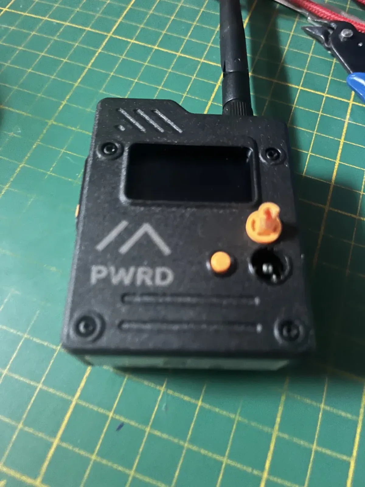 Gerissene Kappe des orangen Cursor-Knopfs am Wio Tracker L1 Pro