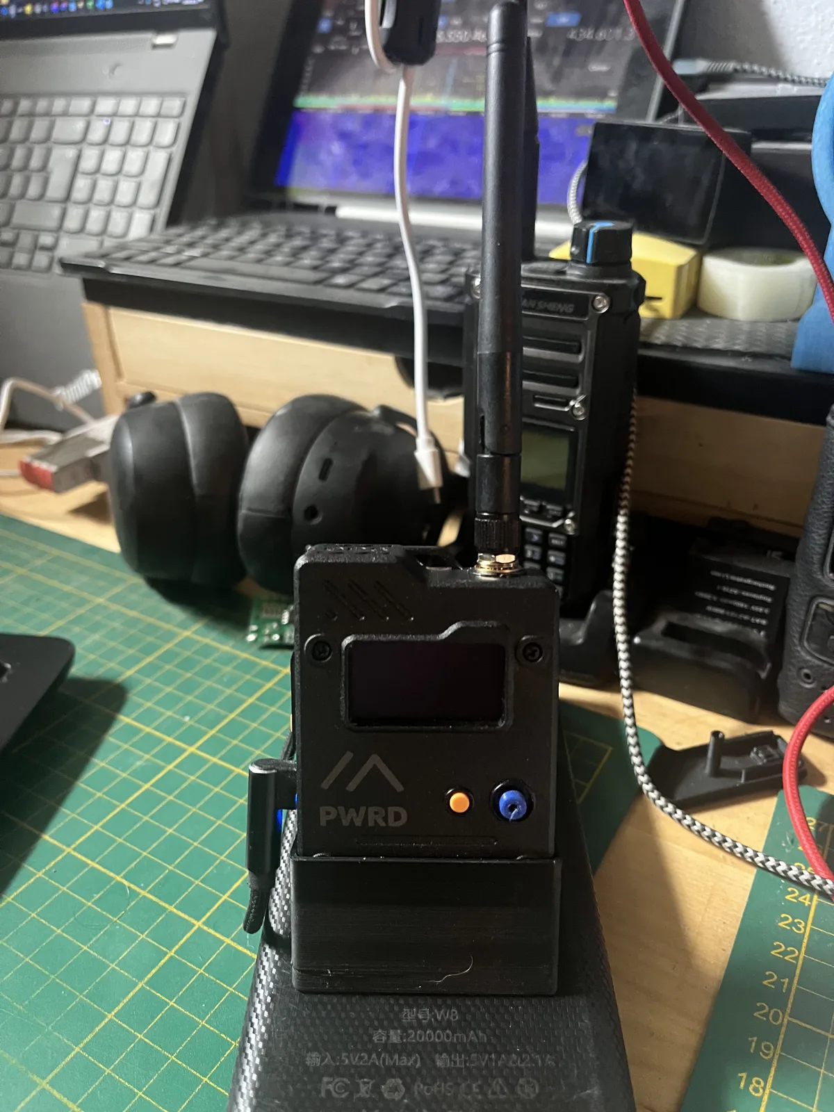Wio Tracker L1 Pro mit blauem Ersatzknopf aus dem 3D-Drucker in einem gedruckten Tabletop Dock