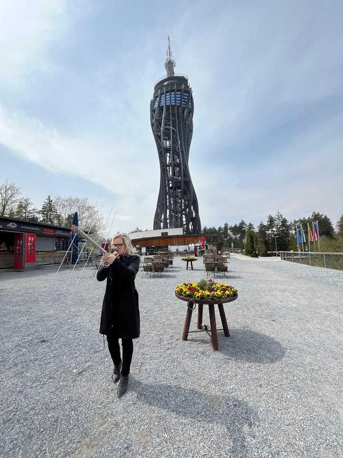 Gerlinde OE8GSY beim Funken mit Antenne vor dem Pyramidenkogel-Turm