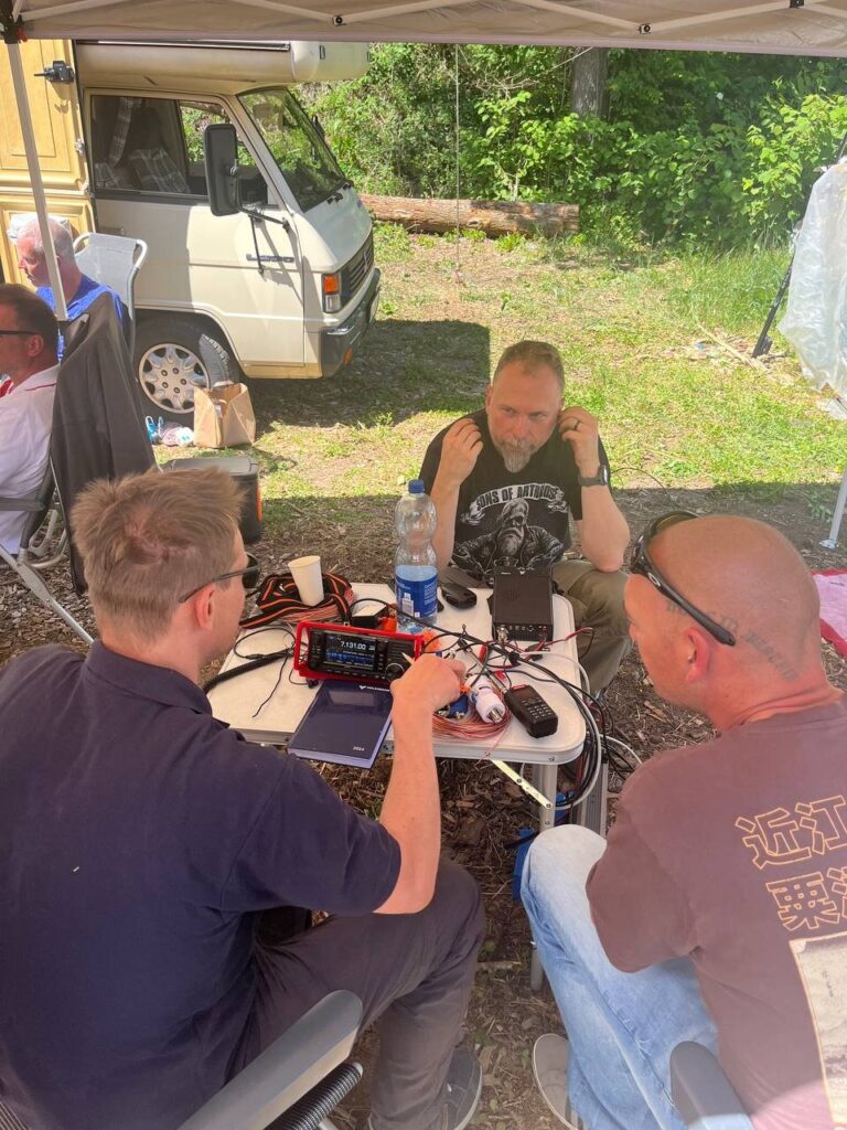 Funker am Tisch beim QSO