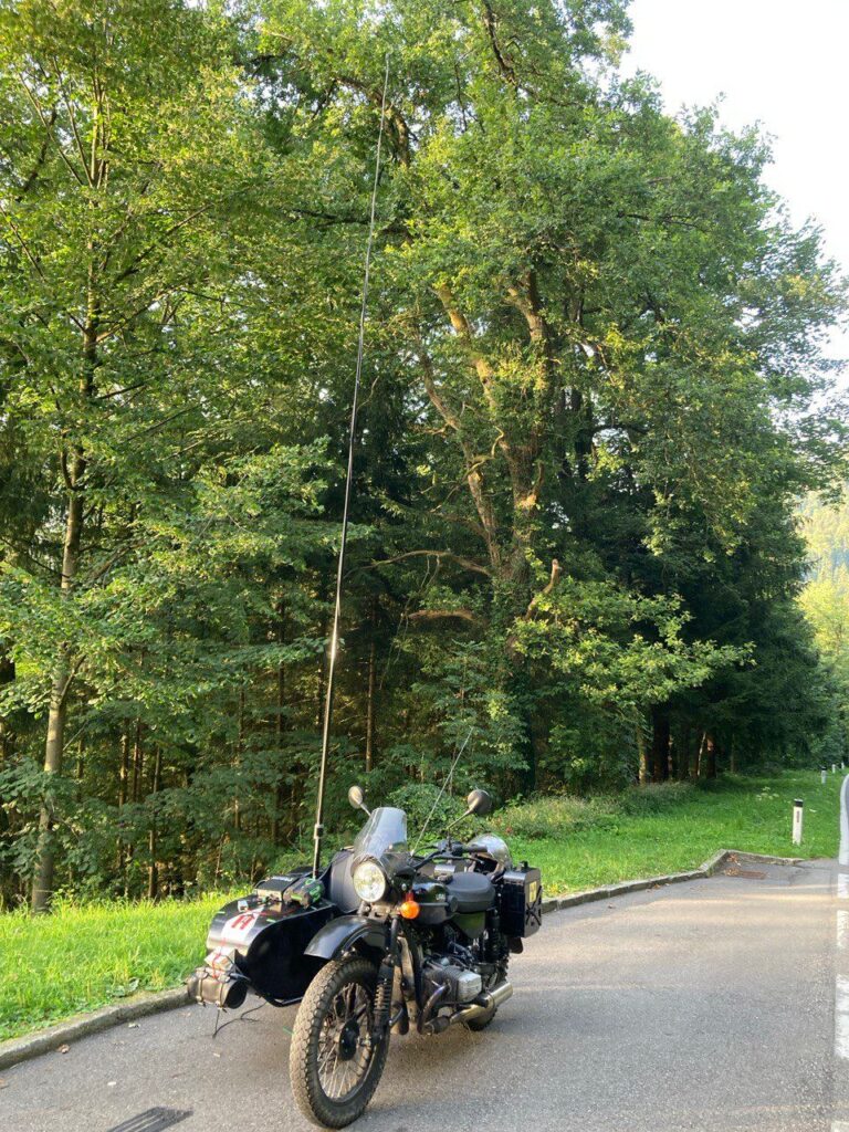 Motorrad mit KW-Antenne – mobiler Funkbetrieb