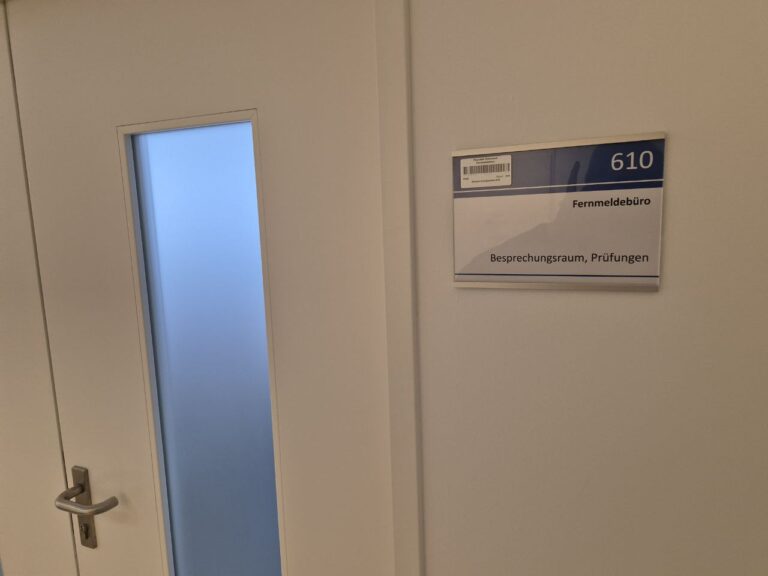 Fernmeldebuero Klagenfurt – Besprechungsraum, Pruefungen