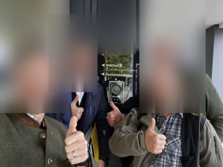 Pruefung bestanden! Daumen hoch vor dem Fernmeldebuero