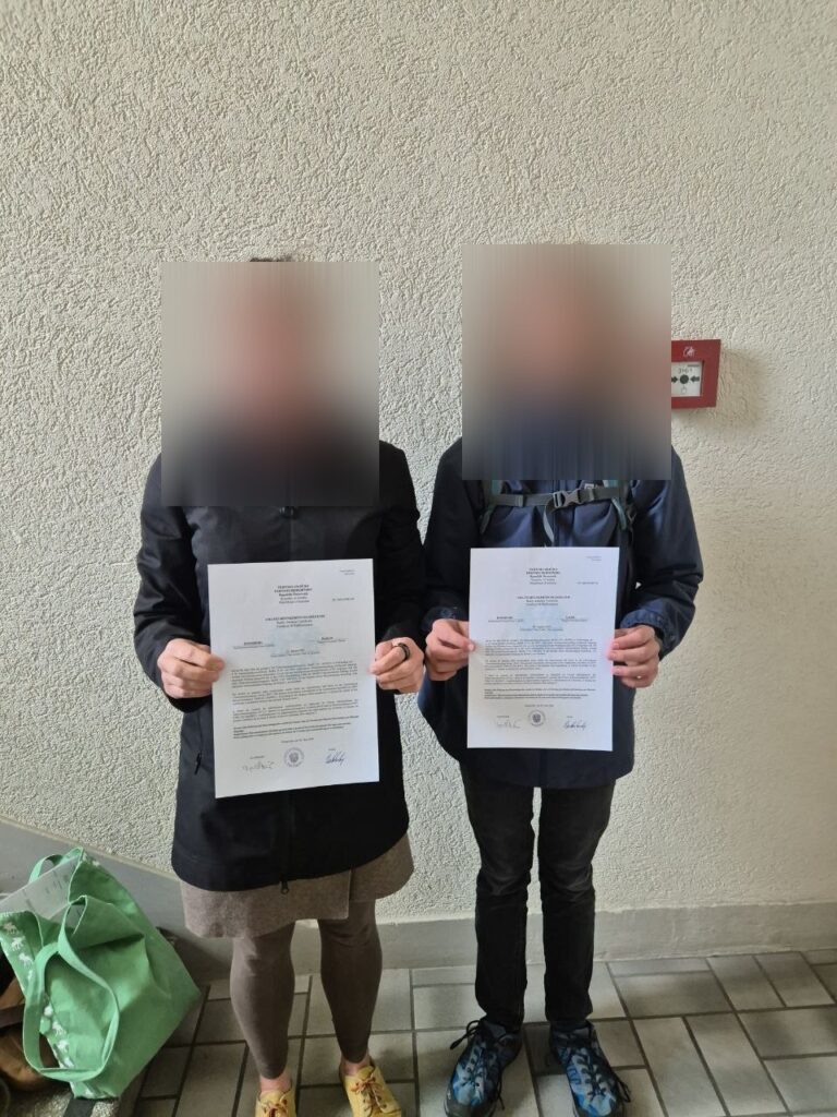 Pruefungszeugnis erhalten – zwei frischgebackene Funkamateurinnen