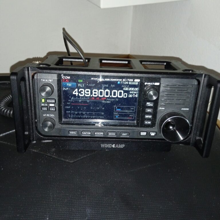 ICOM IC-705 auf Petzen 70 (439.800 MHz) im Windcamp-Gehaeuse