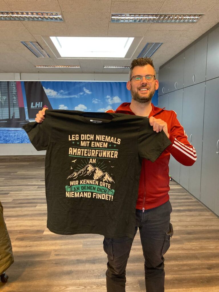 Amateurfunker-Shirt im Kursraum