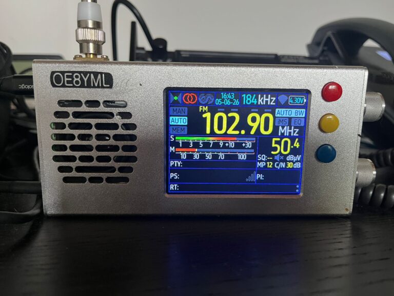 TEF6686 DX-Empfänger mit OE8YML Gravur, Display zeigt 102.90 MHz