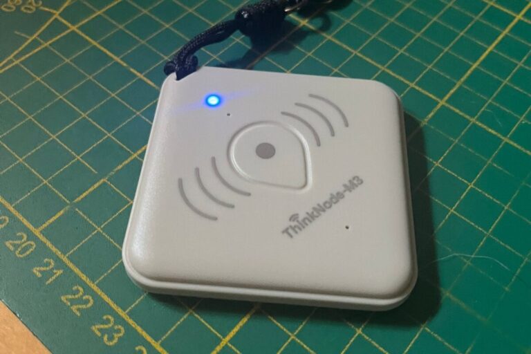 Elecrow ThinkNode M3 mit leuchtender blauer LED auf einer Schneidematte