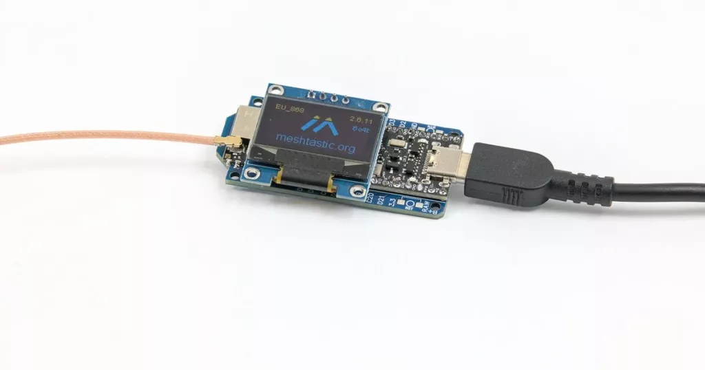 Meshtastic-Node mit OLED-Display, LoRa-Antennenkabel und USB-Anschluss