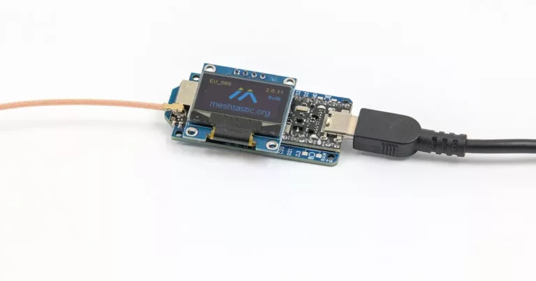 Meshtastic-Node mit OLED-Display, LoRa-Antennenkabel und USB-Anschluss