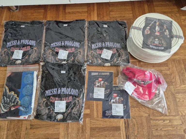 Das Sponsorenpaket von Messi und Paoloni ausgebreitet: T-Shirts, Cap, Banner, Mousepads und eine Rolle weisses Sahara-Koaxkabel