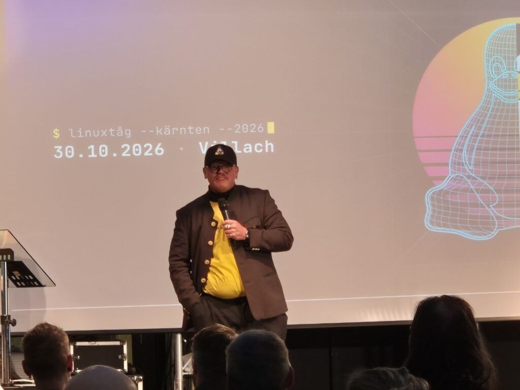Moderator auf der Bühne vor der Präsentation zum Kärntner Linuxtåg