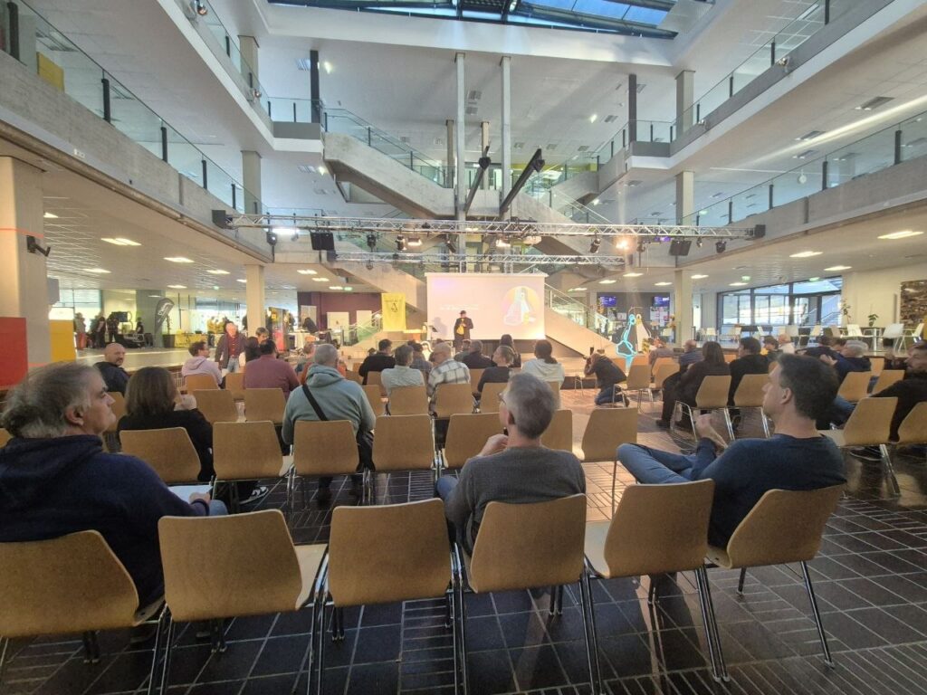 Blick in die Halle des IT-Gymnasiums St. Martin mit Bühne und Publikum