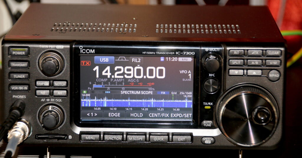Kurzwellen-Transceiver Icom IC-7300 mit Spektrumanzeige im 20-Meter-Band