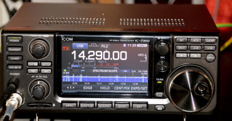 Kurzwellen-Transceiver Icom IC-7300 mit Spektrumanzeige im 20-Meter-Band